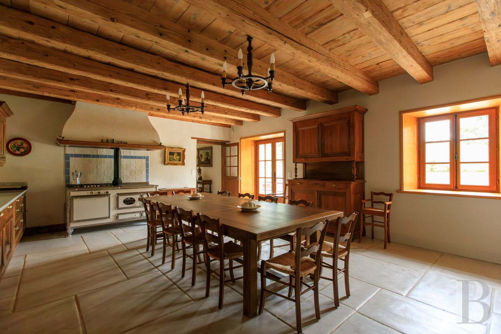 Dans le Haut-Bugey, à mi-chemin entre Lyon et Genève, une ferme abbatiale du 17e siècle transformée en une vaste et confortable demeure.  - photo  n°12